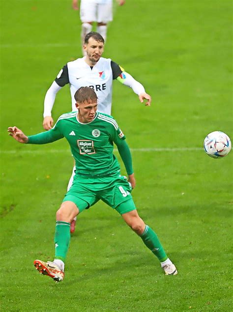 FC Homburg schlägt Steinbach Haiger 3 0 und nähert sich Spitze