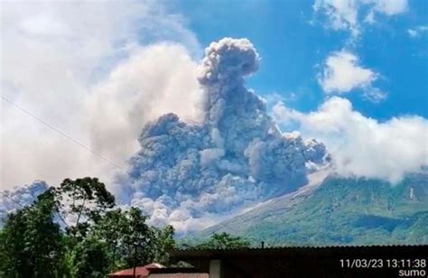 Vulc O Merapi Na Indon Sia Entra Em Erup O V Deo