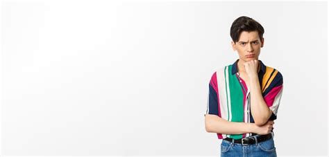 Imagem de um gay triste olhando para a câmera de mau humor descontente e chateado inclinando