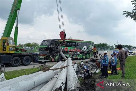 Dua Orang Meninggal Dalam Kecelakaan Bus Restu Dan Truk Di Tol Ngawi Antara News