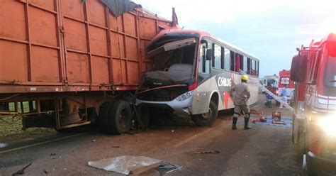 G1 Acidente Entre ônibus E Carreta Deixa Um Morto E Quatro Feridos Na