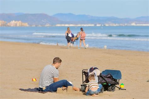 Las Playas Valencianas Llenas Por Las Altas Temperaturas