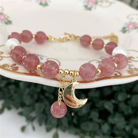 Pulsera Con Dije De Luna En Gold Filled Y Cuarzo Rosa Por Vila Veloni