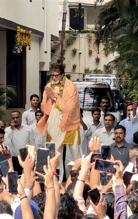 Watch Amitabh Bachchan Today Greets Fans Outside Jalsa With A Namaste