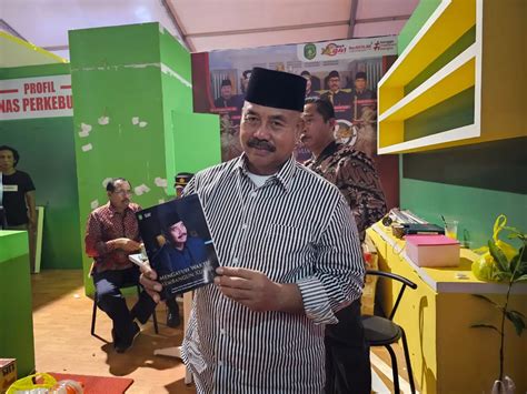 Bupati Kukar Edi Damansyah Luncurkan Buku Mengayuh Waktu Membangun