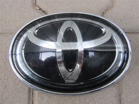 Znaczek emblemat logo pod radar grill przód TOYOTA HILUX 8 VIII 15 19