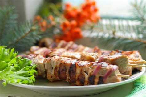 Jugosa Barbacoa A La Parrilla Sobre Un Fondo Borroso Trozos De Shashlik