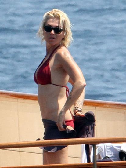 10 Hot Sexy Paola Barale Bikini Pics