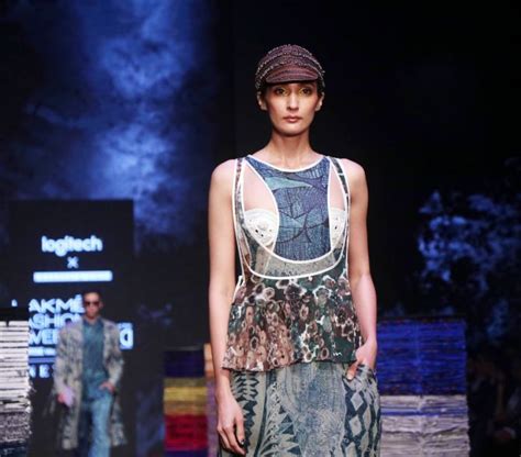 Lakme Fashion Week Sobhitas Stunning Skirt Get Ahead