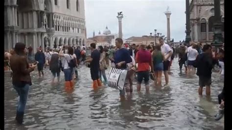 Venezia Niente Passerelle Tutti A Mollo Nell Acqua Alta In Piazza San