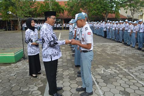 Penyerahan Beasiswa Dari Ikatan Alumni Teknik Bangunan Smkn 2 Purwodadi