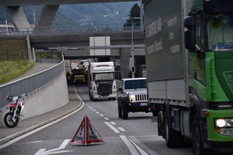 Che Caos Camion Sbatte Contro Il Sottopassaggio Delle FFS