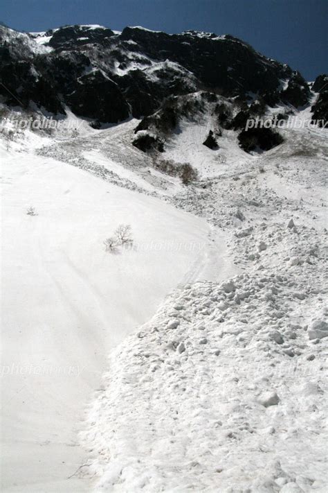 雪に覆われた北アルプスの涸沢カールの雪崩跡 写真素材 271287 フォトライブラリー Photolibrary