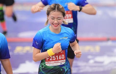 Hot girl Bảo Thoa diện đồ Nữ thần chiến binh chạy 42km gây sốt giải marathon