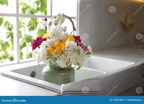 Hermoso Ramo Con Flores De Freesia En El Fregadero De La Cocina Imagen