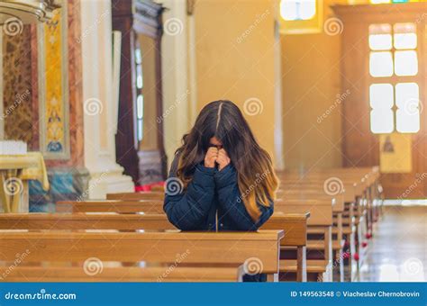 Mujer Cristiana Que Ruega En Iglesia Cat Lica Stock De Ilustraci N