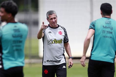 Jorginho pede equilíbrio para o Vasco voltar a vencer fora do Rio na