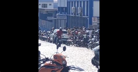 VÍDEO Trabalhadores de Brusque formam fila em frente a sindicato e