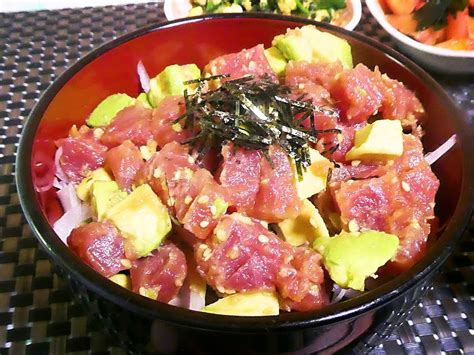 マグロとアボカドのポキ丼｜レシピ・作り方 筋肉料理研究家ryotaのレシピブログ