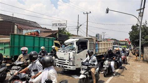 Tabrakan Maut 2 Truk Adu Banteng Di Jalan Raya Cibanteng Ciampea Sopir