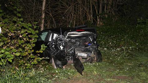 Unfall Auf A Auto Schleudert In Leitplanke Verletzte