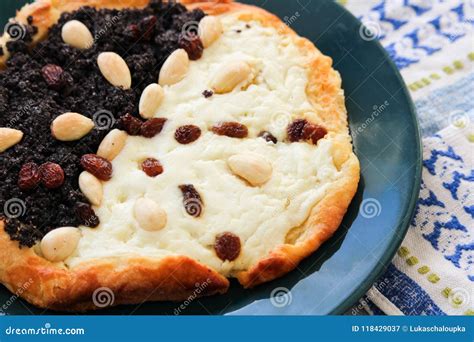 Torta De Levadura Con La Almendra La Amapola La Pasa Y El Queso En