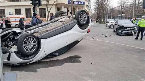 VIDEO UPDATE Mașină răsturnată la intersecția străzii Școlilor cu Bdul