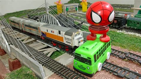 Drama Kereta Api CC201 Anjlok Menabrak Bus Tayo Mengangkut Spiderman