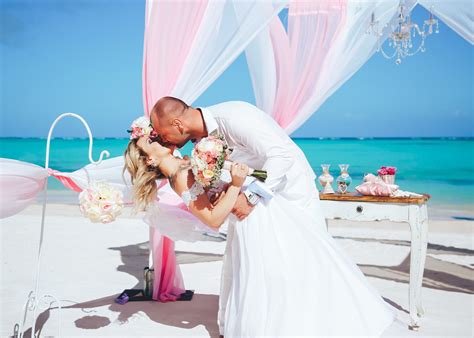 Gentle wedding in vintage style on the Juanillo beach in Cap Cana ...