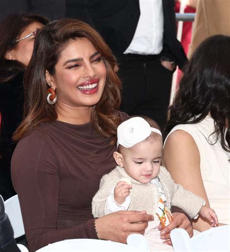 Filha De Nick Jonas E Priyanka Chopra Fotografada Pela Primeira Vez