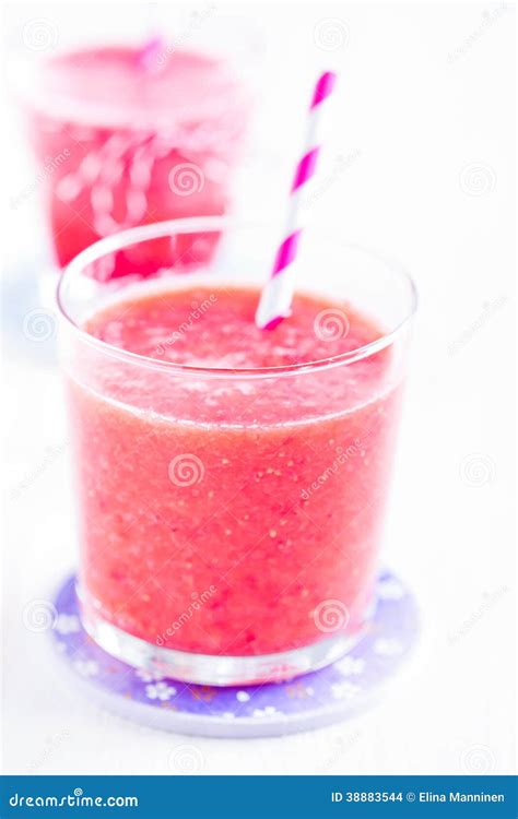 Smoothie De La Fresa En Vidrio Foto De Archivo Imagen De Cristal