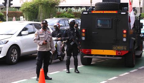 FOTO Polisi Bersenjata Lengkap Amankan Malam Pergantian Tahun Di