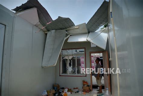 Puting Beliung Rusak Puluhan Rumah Warga Di Madiun Republika Online