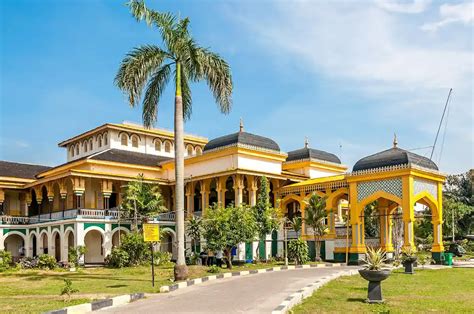 Sejarah Istana Maimun Hingga Legenda Meriam Puntung Di Medan