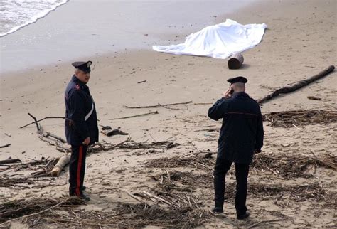 Trovato Cadavere Sulla Spiaggia Golfo Del Sole Mistero A Follonica