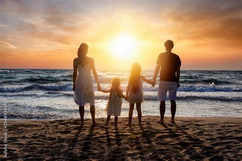 Gl Ckliche Familie Im Sommerurlaub Steht H Ndehaltend Am Strand Und