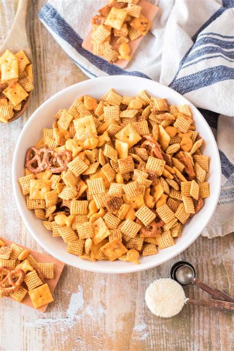 Easy To Make Cheesy Chex Mix Easy Appetizers