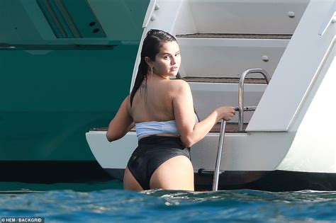 Selena Gomez Shows Off Her Toned Frame As She Frolics With Bffs Nicola