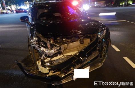 台中小黃違規左轉硬撞uber「側翻躺路中」 車頭全毀4人受傷 Ettoday社會新聞 Ettoday新聞雲