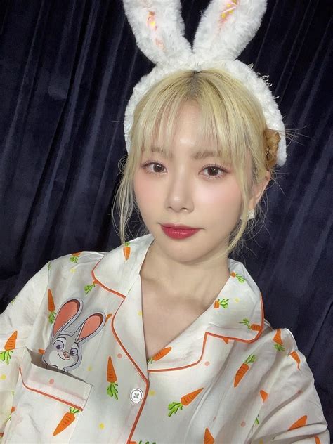 Tm ㋡ On Twitter Rabbit Minji And Her Carrot Shirt 🥺