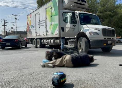 Otro más Gira tractocamión sin precaución y choca con motocicleta en