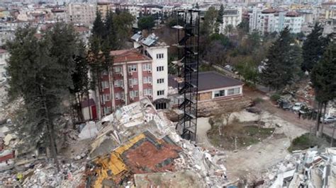 Hatay da depremde binalar yıkıldı yangın merdiveni ayakta kaldı