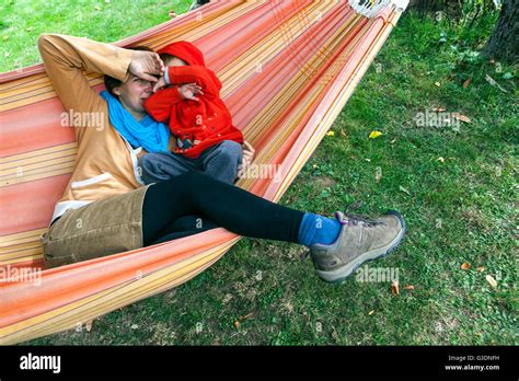 Jouer Au Jardin Familial Dans Son Fils Banque De Photographies Et D