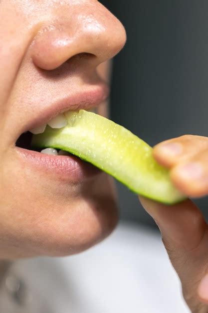 Fotograf A Detallada De Una Mujer Comiendo Pepino Fresco Foto Gratis