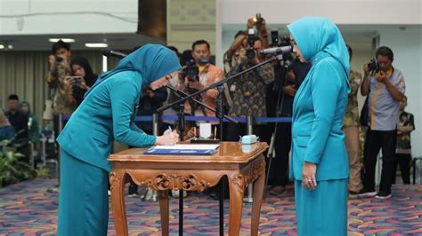 Ketua TP PKK Provinsi Lampung Melantik Penjabat Ketua TP PKK Dan