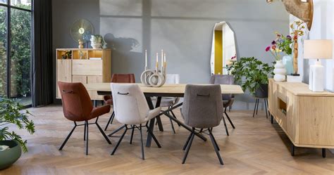 Voici comment décorer une table de salle à manger avec différentes chaises