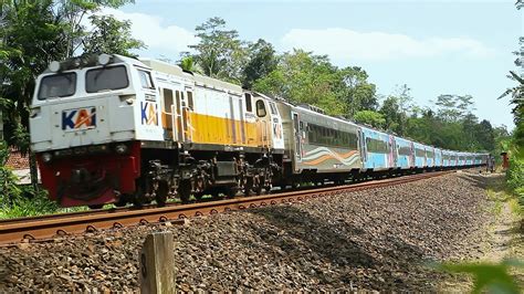 Kereta Datang Ketika Lampu Berubah Hijau HUNTING KERETA YouTube