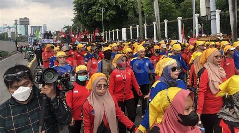 Ribuan Buruh Geruduk Dpr Demo Tolak Perppu Ciptaker Bawa Keranda Mayat