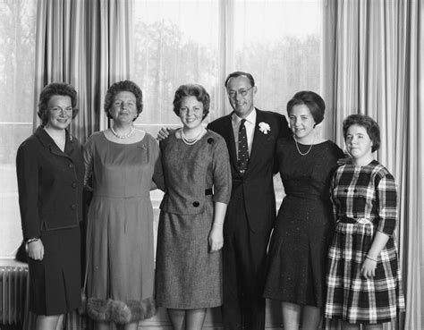 Koningin Juliana En Prins Bernhard Met Hun Dochters De