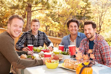 Grupo De Amigos Masculinos Gay Que Disfrutan De La Comida Al Aire Libre
